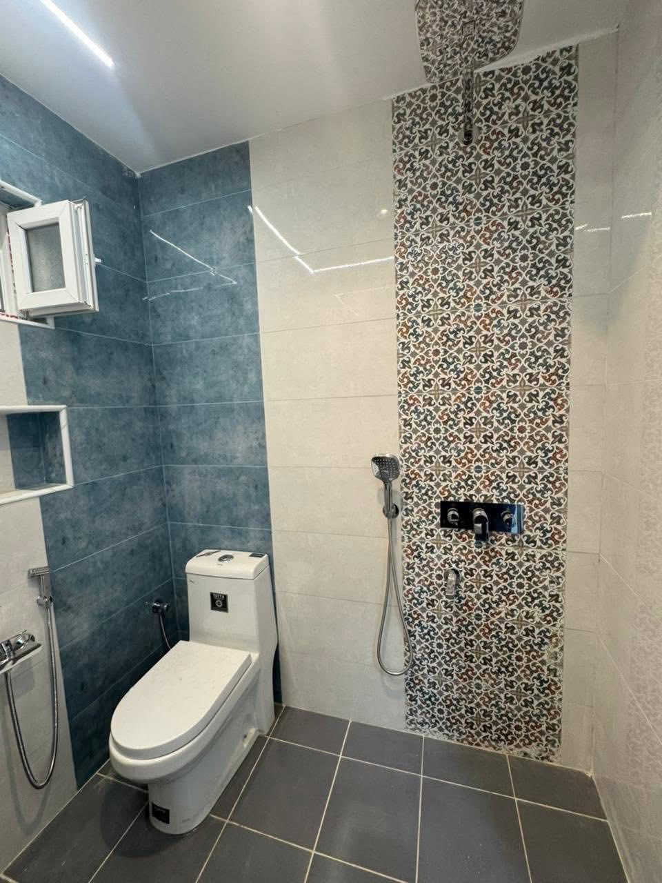 خلف الحديقه النموذجيه

دار للبيع مساحه 100 متر 

حي الجهاد الامانه خلف شارع العام مباشر 

بناء حديث غير مسكون 

مدخلين صاله مطبخ منور حمام 🛁 

وغرفه نوم جوه 

الطابق الثاني 

غرفتين نوم 🛌 مع حمام للاستفسار 

***********
