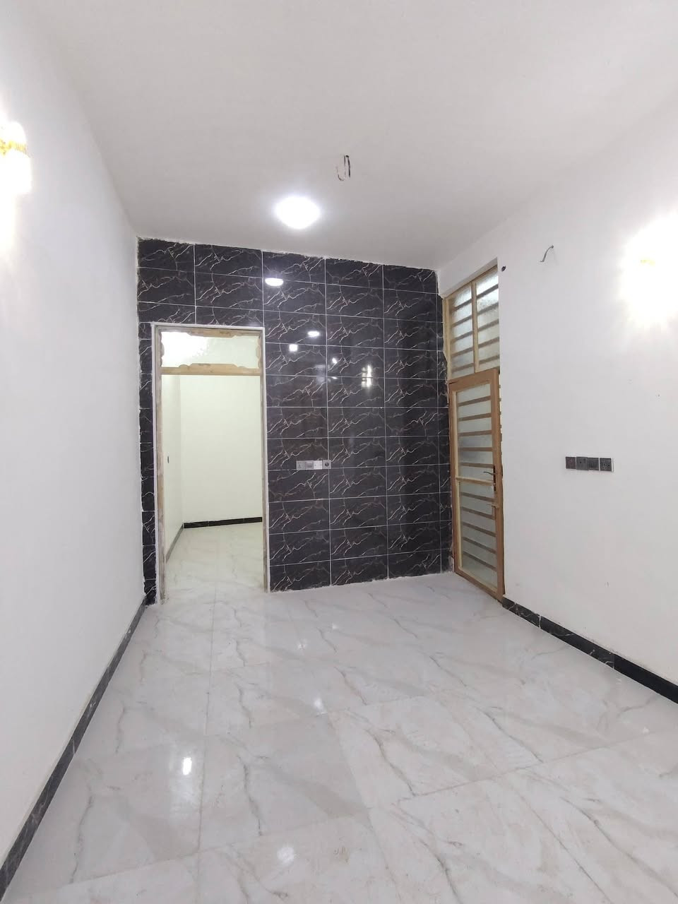 50 متر للبيع 
_طابو زراعي سند 25 قرار محكمه مرقم ومشمول بالتطويب
_قريب من الشارع العام بالخط الاول مسافة 100 متر 
_بناء طابوق نهروان جمهوري صب تسليح مركزي اساس وسقف السطح مطبك شتايكر 
_غرفه وصاله ومطبخ وصحيات داخليه ومدخل ومخزن بالطابق الثاني
خدمات كامله ماء كهرباء تبليط خط مولد سوك مدارس اهليه وحكوميه انترنيت
بسعر 26 وبي مجال
للاستفسار اتصل على *********** أو مراسله واتساب
