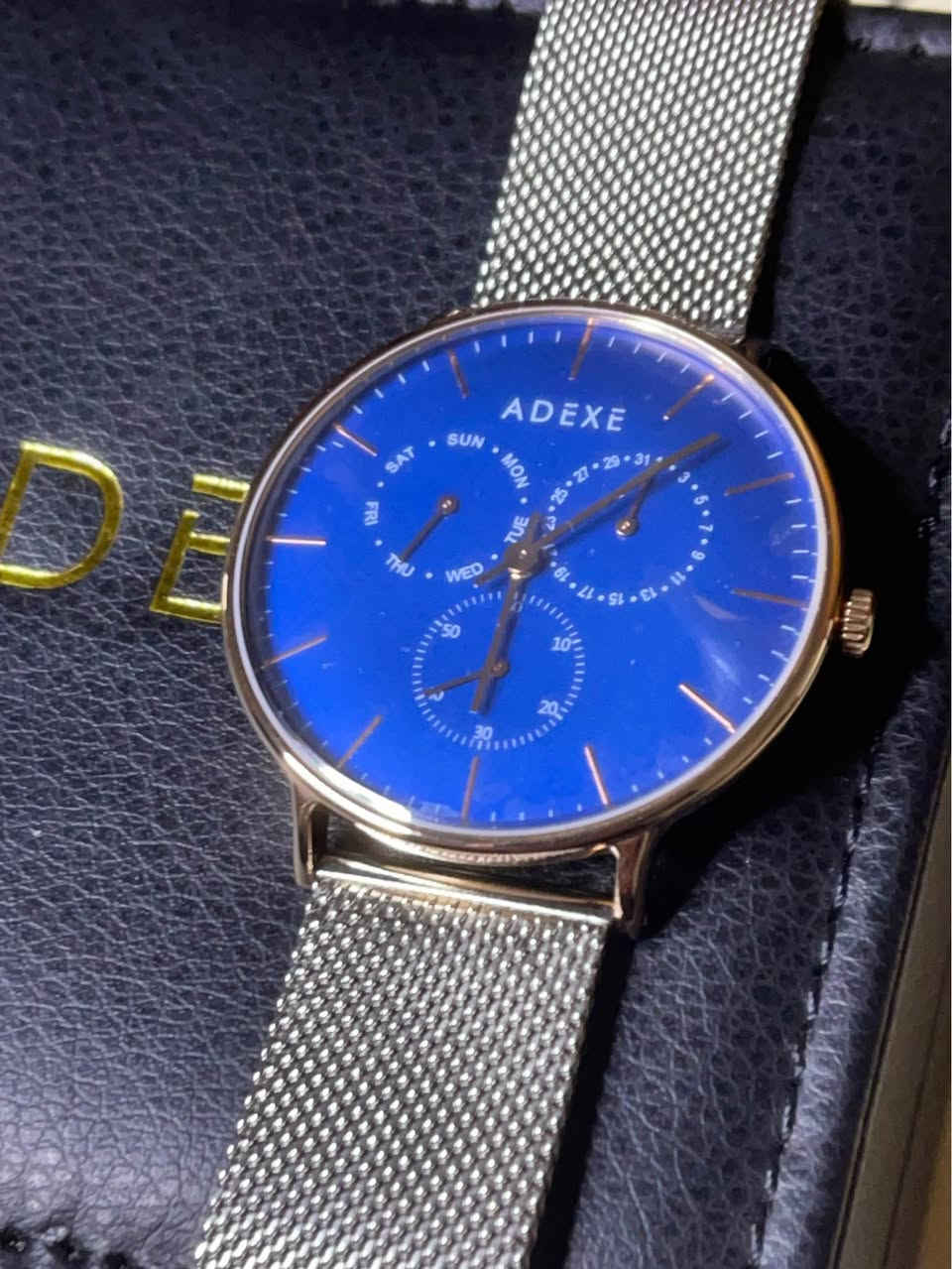 العلامة التجارية البريطانية ADEXE، موديل 1868A-10 من مجموعة Grande
انتاج ٢٠١٧
تحتوى الساعه على ثلاث سناتر 
اليوم (على اليسار).
التاريخ (على اليمين).
الثواني (في الأسفل).
القطر ٤١ ملم والسمك ٨ ملم سير حصير 
الماكنه ياباني من شركه sll 
الساعه على وضع الشركه غير مستخدمه 
سعر الوكاله ١٣٩ دولار 
السعر ١٠٠ الف بغداد, العراق


**إذا كنت صاحب هذا الإعلان وتريد حذفه لأي سبب، رجاءا أرسل رسالة إلى الدعم الفني**