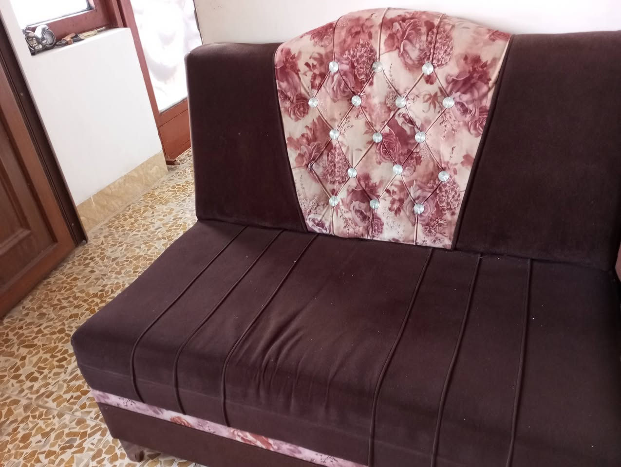 ديوان للبيع 7 امتار ونص
العدد 5 قطع وزاوية 
العنوان حي السماح الاولى 
السعر 160
الرقم للاستفسار ***********
