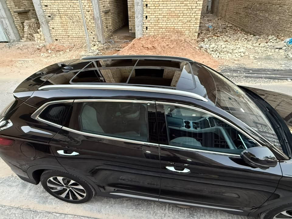 السلام عليكم BYD SONG PLUS 2025 اعلى فئه وارد خليجي لون اسود رقم اربيل باسمي تحويل ثاني يوم هزه جديده ماشيه (23000)كم قابل للزيادة داخل لونين أوف وايت واسود وتطريز برتقالي 4WDسياره كفاله عامه ما عدا الصندوق الخلفي بي ضربه ما مصلحه على وضعه 
اخوان وارد خليجي وليس صيني وارد خليجي من الوكاله وأعلى مواصفات وبعدها بالضمان مال الوكالة 
سعر (39) مليون وبيه مجال 
مكان سياره بغداد زيونه رقم تواصل (***********)
