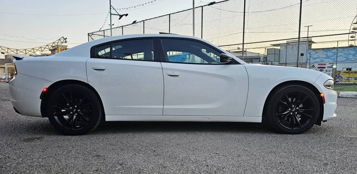 ألسلام عليكم.  للبيع فقط ..
3600
..دوج جارجر 2018 خليجي بلاك توب فول
 ماشية
فقط  53 m
مكفوله عدا صبغ الجاملغ الخلفي وشي بسيط من الباب طخه جدااااا بسيطه .

__المواصفات___
سلايت .........
*مري سود +سبايدر اسود +ويل 20 اسود +بچم اسود 
*كشنات كهرباء تدفئة ....
ستيرن تدفئة....
*كشن حضن رياضي.....
*شاشه كبيره رياضيه  .....
    سستم صوت الباين..... 
  شفتات ستيرن ..... 
*تشغيل عن بعد........
*ويل كب 20 بلاك توب .......
*كامره خلفيه دواره
*حساسات خلفية .....
*شاشه كار بلي......
*كشافات امامية ...
*مرايا حساس .......
السعر 230 مكانهه بغداد شقق حي السلام حي الصدام السكني 
للاتصال ***********
