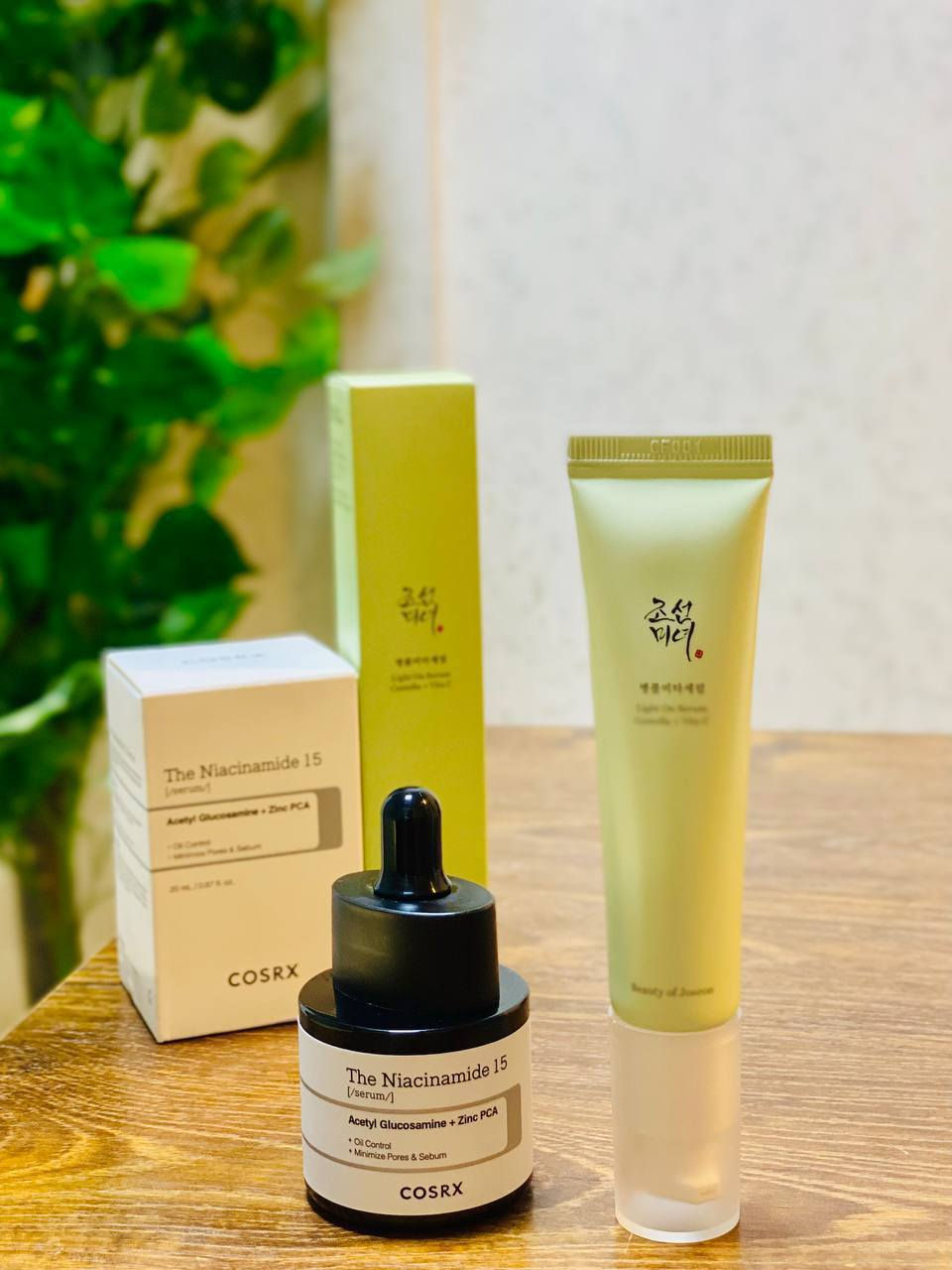 ✨ عرض البشرة الزجاجية – إشراقة، صفاء ولمعة صحية ✨
إذا تحلمين ببشرة صافية، ناعمة وتلمع لمعة طبيعية بدون فلاتر، هذا العرض معمول خصيصًا إلج 🌸
1️⃣ سيروم Beauty of Joseon Light On Serum (Centella + Vitamin C)
هذا السيروم يتميز بتركيبته الخفيفة والسريعة الامتصاص، يحتوي على فيتامين C لتفتيح البشرة وتوحيد لونها، ويساعد على تقليل البقع وآثار الحبوب.
مستخلص السنتيلا يهدّي البشرة ويقوي الحاجز الجلدي، يخلي البشرة ناعمة ومشرقة بدون أي تهيّج.
مثالي للبشرة الباهتة، المتعبة واللي تحتاج إشراقة طبيعية ولمعة صحية.
✨ الفائدة:
تفتيح – إشراقة – نعومة – توحيد لون البشرة

2️⃣ سيروم COSRX The Niacinamide 15
سيروم قوي ومركّز بالنياسيناميد بنسبة 15%، يشتغل على تقليل إفراز الدهون، تصغير مظهر المسام، وتنقية البشرة من الشوائب.
يحتوي على Zinc PCA و Acetyl Glucosamine اللي يساعدون على توازن البشرة وتقليل اللمعان الزائد مع الحفاظ على ترطيبها.
يناسب البشرة المختلطة والدهنية والمعرّضة للحبوب.
✨ الفائدة:
تقليل المسام – تنظيم الدهون – صفاء البشرة – ملمس ناعم
 
🚘يوجد خدمة توصيل لجميع محافظات العراق ٤ الاف🚘


**إذا كنت صاحب هذا الإعلان وتريد حذفه لأي سبب، رجاءا أرسل رسالة إلى الدعم الفني**