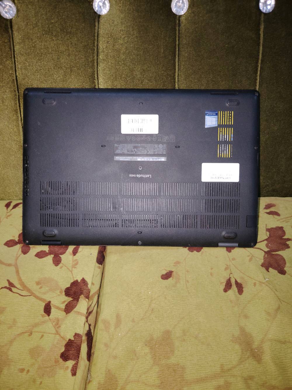 لابتوب Dell  للبيع كور اي 5 جيل 8 رام 8 ذاكرة 256  شاشة حجم 14 الشاشة دقتها  Fhd شاشتها  لمس كامرة امامية كيبورد عربي انگليزي منافذ Usp بالاضافة لمنفذ سيم كارد ومنفذ تايبسي   نظيف جدا مع شاحن اصلي نظام 11