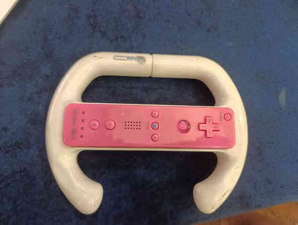 السلام عليكم 
للبيع جهاز نينتندو وي ابيض مـ.ـهكر مع ملحقاته التي تشمل 
ريموت تحكم عدد ٢ ( اصلي + تجاري motion 2 in 1 )
نانتشاك عدد ٢ ( اصلي + تجاري ) 
محولة كهرباء 220V
سنسر 
كيبل شاشة AV
تحويلة HDMI لإعطاء وضوح للالعاب 
قاعدة تثبيت الجهاز 
ستيرن محاكاة العاب السياقة مثل لعبة Mario Kart
مسـ.ـدس لالعاب الشوتر مثل لعبة رزدنت ايفل 4
بطاريات عدد 4 للريموت 

إضافة إلى الهارد حجم 500G الذي يحتوي على سلة متكاملة من العاب الوي و الگيم كيوب 

كما و يحتوي الهارد على محاكيات العاب الريترو القديمة مثل محاكي السيگا و و السوبر نينتدو و الگيم بوي 

بعض الالعاب المتاحة هي :
1- resident evil 4
2- Mario kart 
3- Mario party 4,5,6,7,8,9
4- metroid
5- zelda
6- Wii sports 
و غيرها الكثير الكثير 

لضمان حق الزبون المحترم يتم تصوير السيريال نمبر للجهاز والهارد
مع تشغيل الالعاب و فحصها إضافة إلى فحص الريموتات لضمان سلامة الازرار 

للحجز والاستفسار مراسلتنا واتساب على الرقم ***********
