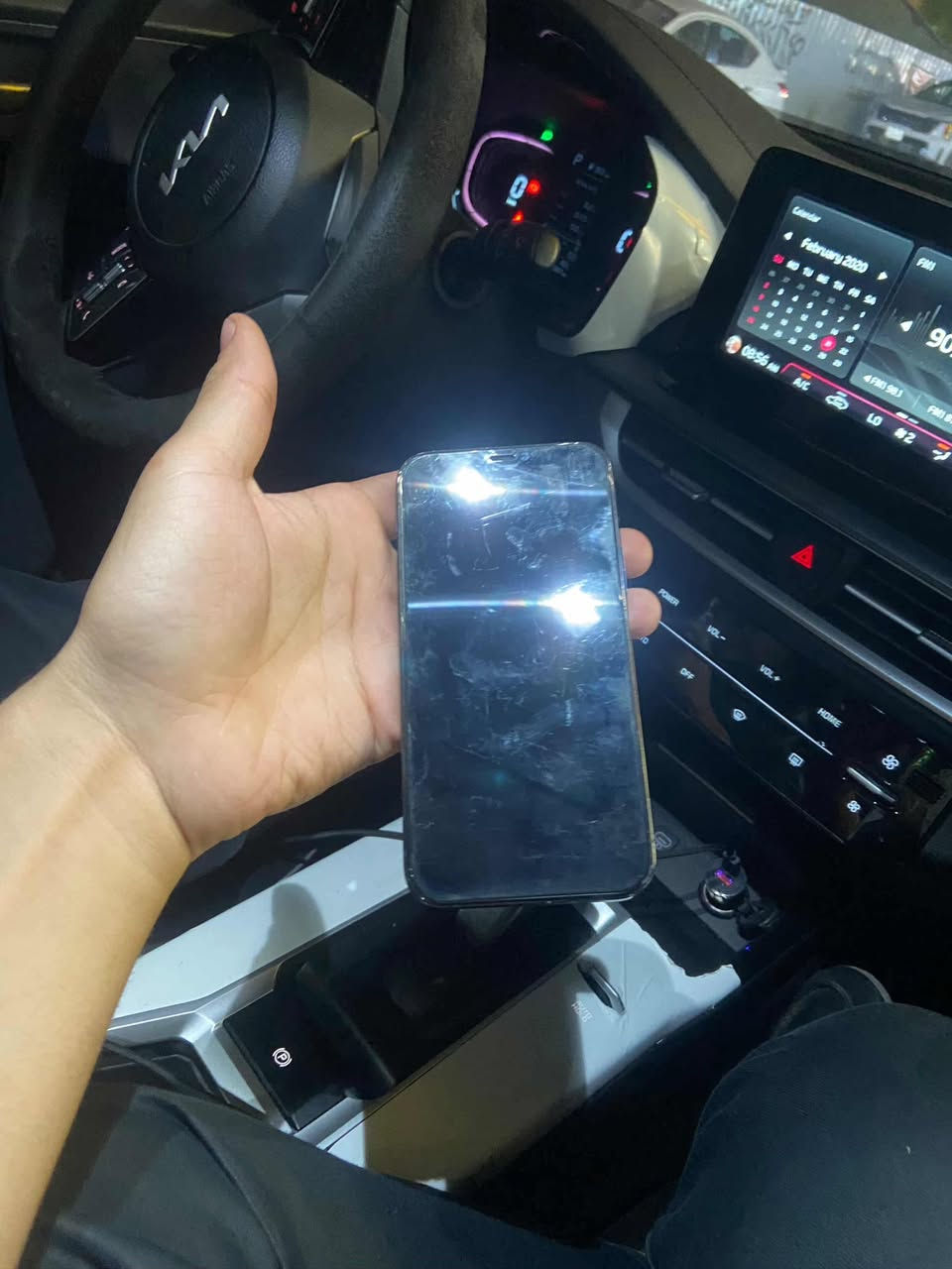 سلام عليكم ايفون 12pro
ذاكره ١٢٨ 

مبدل شاشه فقط اصليه 
بطاريه79
مكاني بغداد يرموك 
سعر ٣٠٠ الف وبي مجال 
***********
