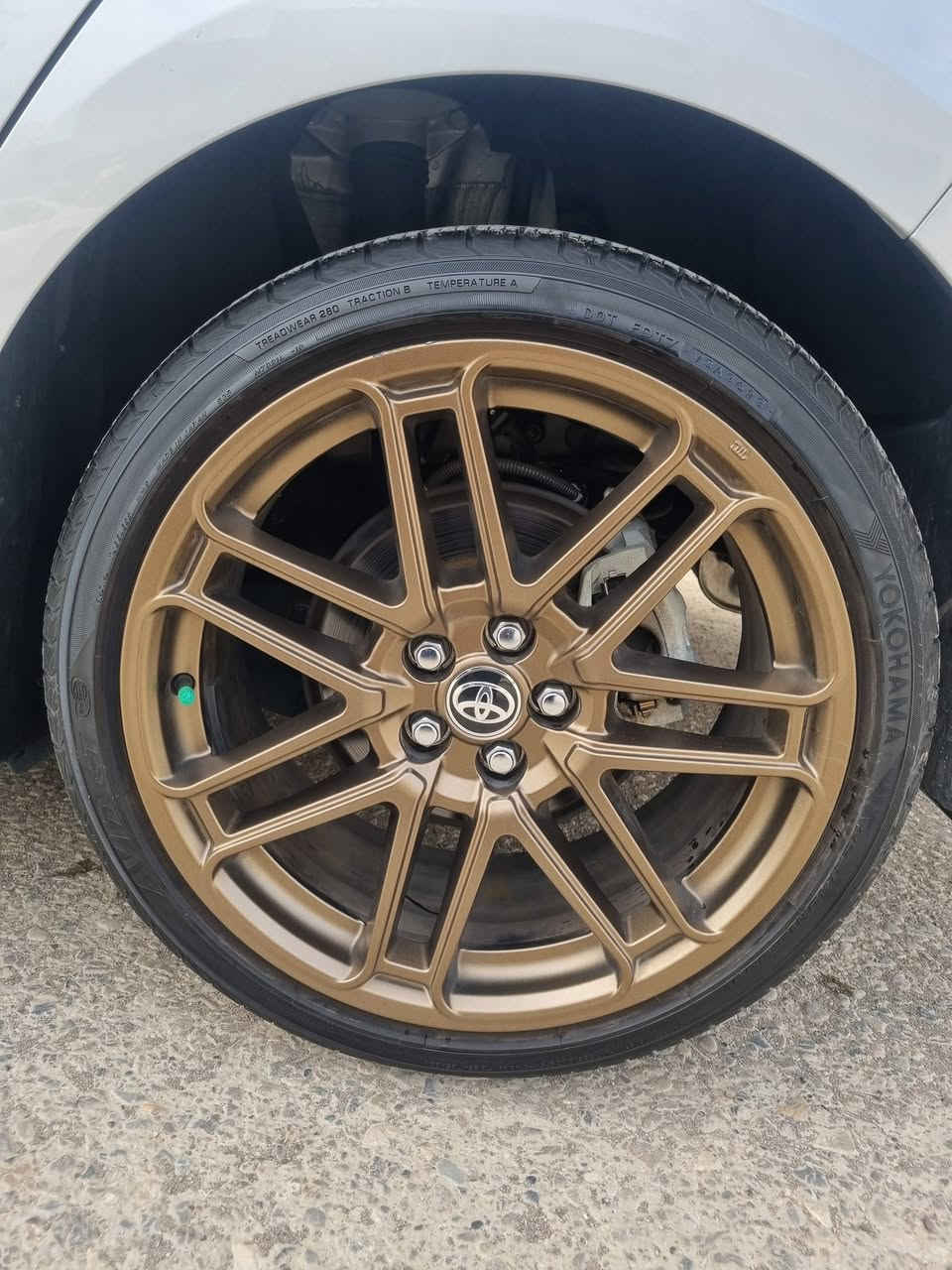 كورولا هاشباك موديل ٢٠٢٤ مواصفات se special ماشي ١٠ ميل سعر (١٣٥)
مواصفات سيارة بصمة، سقف الاسود بلادي، گير شفت، 
ويل كب TRD، بلوجكتر ، لايت ليد ،زينون ، أتو هولد بريك بصمة ، و بعد هواي مواصفات 
رقم شاصي موجود بالمنشور ضرر ربع بنيد سبغ و جملغ مبدل بلادي نفس لون بدون دواخل 
رقم كاتي ٣ شهر باقي للرقم 
*********** واتساب 
 مكان __أربيل حي فرمانبران
