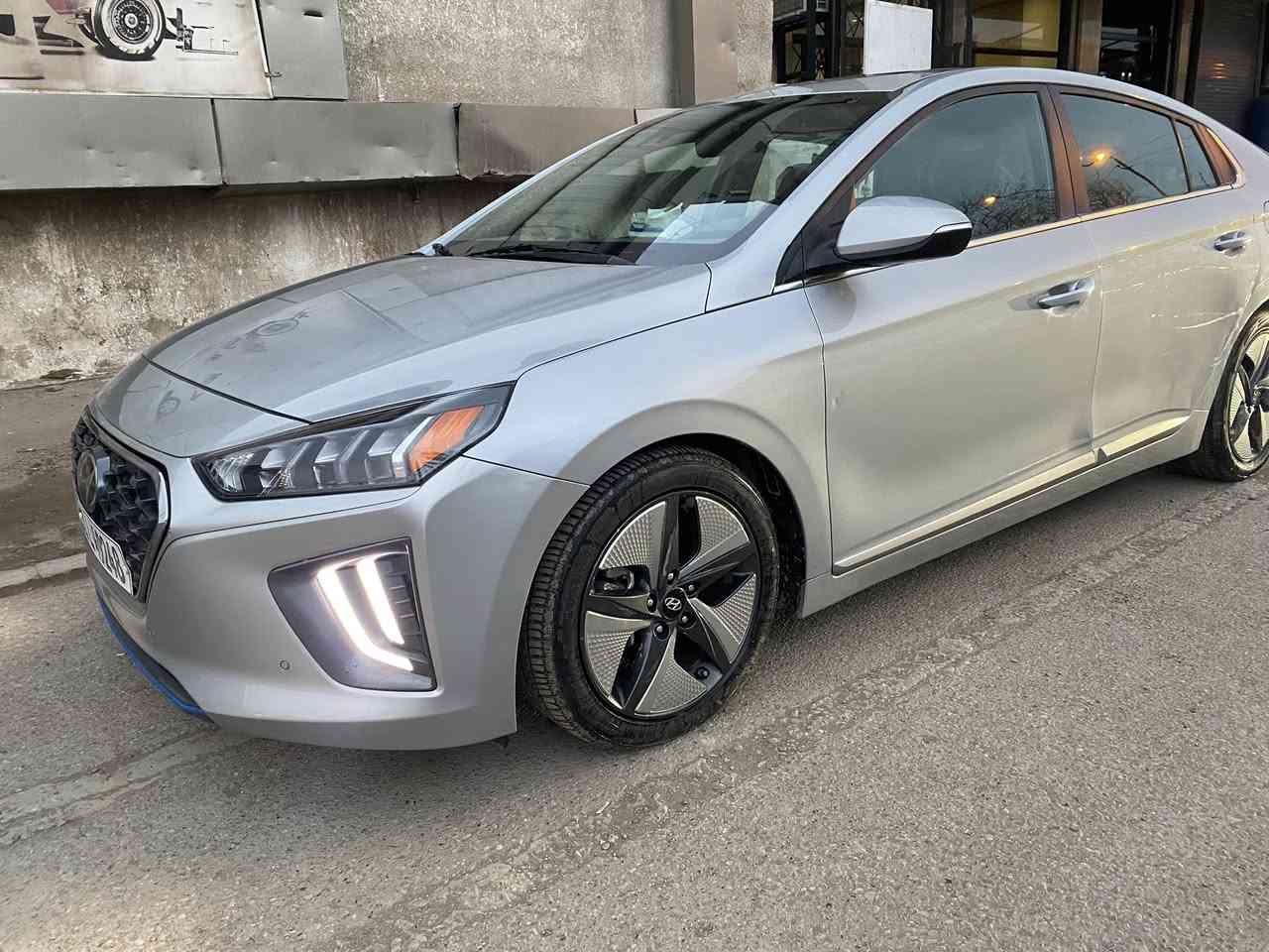 🚗 للبيع: هيونداي آيونك (Hyundai Ioniq) موديل 2022 - هايبرد بالكامل 🚗
✨ أبرز مواصفات الفول كامل (Full Options) للسيارة:
تأتي السيارة بأعلى حزمة مواصفات من الشركة، وتشمل:
 منظومة الهايبرد: محرك اقتصادي جداً يجمع بين البنزين والكهرباء مع تسارع ممتاز وعزل صوتي رائع.
 السيستم الأمني وأنظمة القيادة:
 نظام الرادار الأمامي وتحديد المسار (LKA) مع تنبيه تصادم.
 رادار النقطة العمياء (Blind Spot) في المرايا الجانبية.
 حساسات خلفية وأمامية مع كاميرا رجوع عالية الدقة.
 نظام القيادة الذاتية المؤقت ومثبت السرعة الذكي (Smart Cruise Control).
 التصميم الخارجي:
 إضاءة أمامية وخلفية Full LED بتصميم حديث.
 فتحة سقف كهربائية.
 ويل كروم مميز حجم ١٦ إنش (حسب الفئة الإقليمية) بتصميم انسيابي لتقليل مقاومة الهواء.
 الراحة والرفاهية من الداخل:
 شاشة عرض كبيرة تدعم Apple CarPlay و Android Auto مع نظام ملاحة متطور.
 نظام صوتي فاخر (Premium Sound System) لنقاء صوت عالي.
 كراسي جلد فاخرة (تحكم كهربائي مع ذاكرة لخزن وضعية الجلوس).
 نظام تدفئة للكراسي الأمامية، 
 شاحن لاسلكي ذكي للهواتف المحمولة.
 نظام تكييف أوتوماتيكي مزدوج المناطق (Dual Zone) مع فتحات تهوية خلفية.
 التشغيل والتحكم:
 بصمة تشغيل وبصمة أبواب.
 
وارد امريكي الضرر جاملغ امامي بدون دواخل وبدون ايرباك
السعر. 12000$  120 ورقه بيهه مجال 
📞 للتواصل والاستفسار:

📱 ***********
