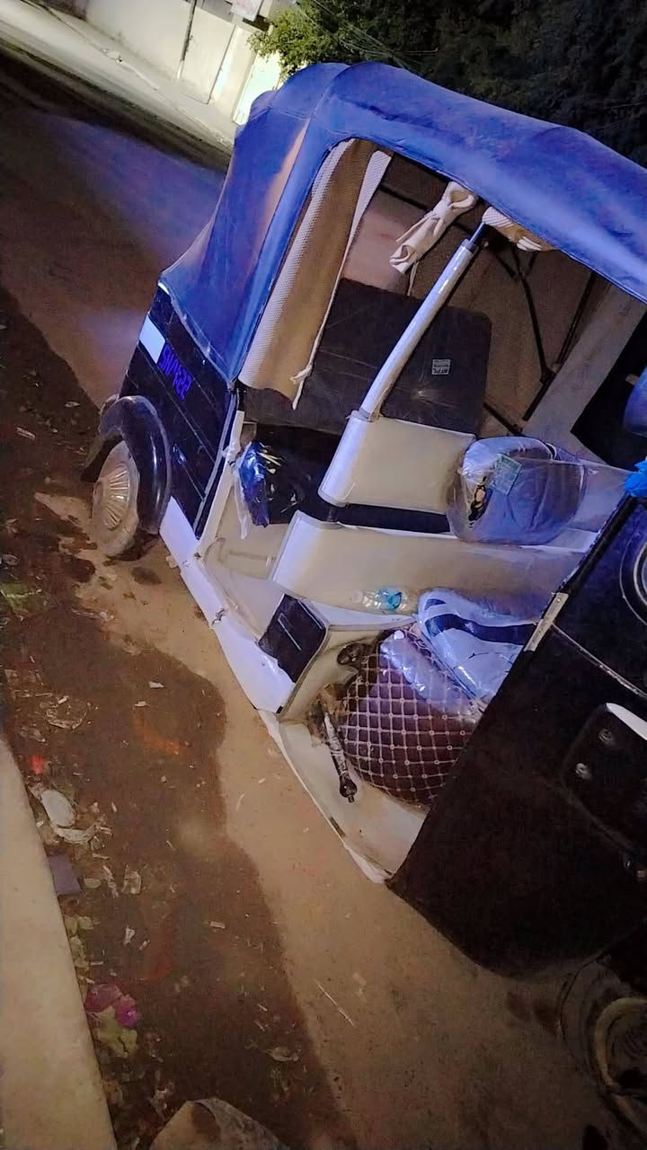 تكتك موديل 2015شهر 12اوراق كامله7 محرك نضيف محرك 20 السعر 4000و بيها مجال مكاني حي الجهاد الرقم ***********
