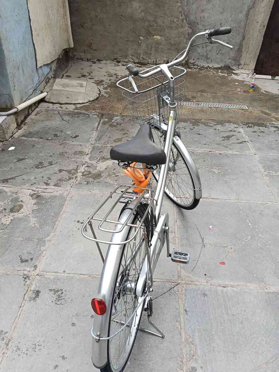 سلام عليكم 
بايسكل بناتي للبيع
حساس
بايسكل نضيف
السعر 100 الف 
المكان بغداد / الفضيلية
رقمي ***********
