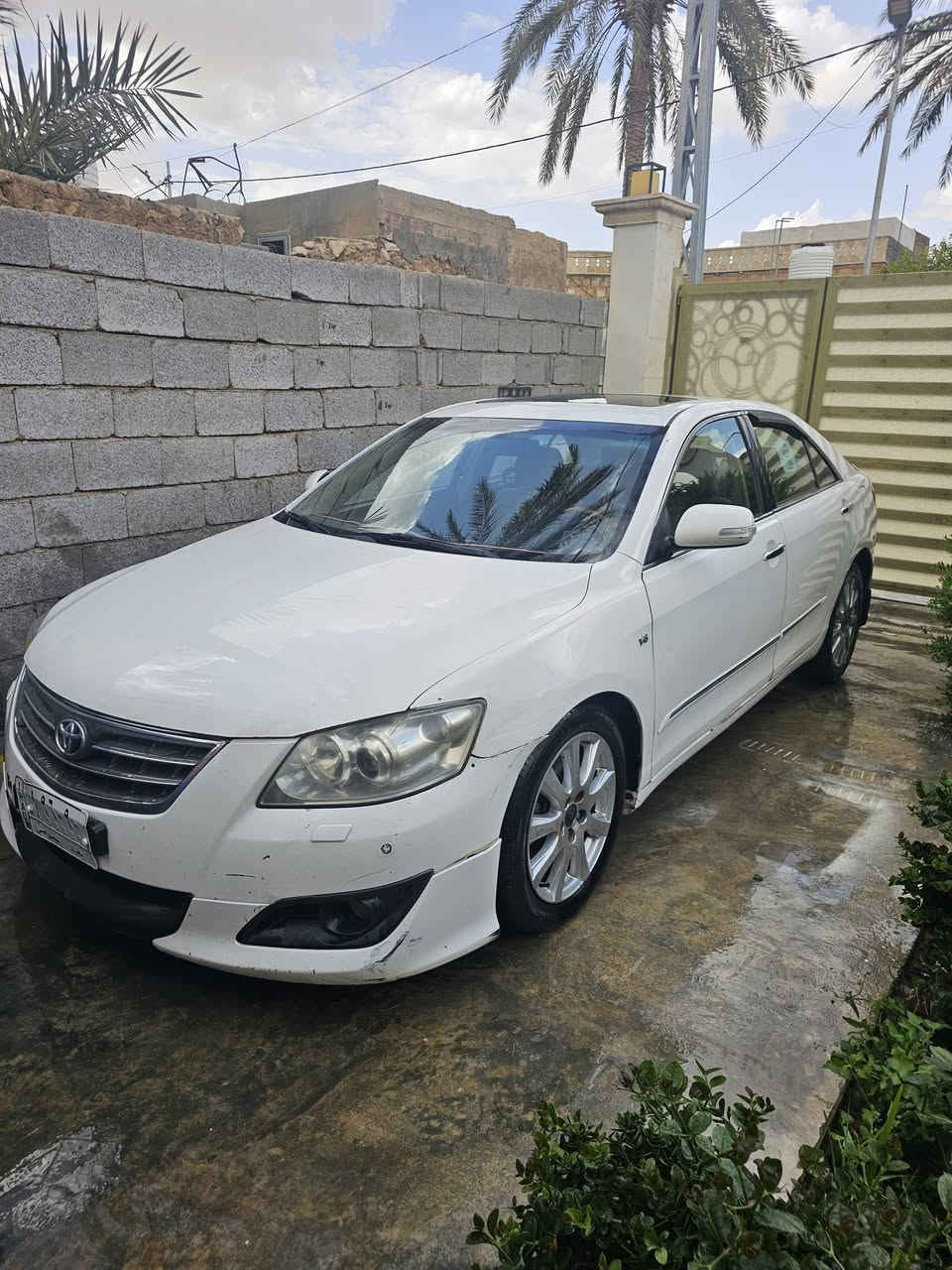 السلام عليكم ..  سيارة تويوتا أوريون (Toyota Aurion) موديل 2009 معروضه للبيع، السيارة نظيفة وجاهزة من كلشي. 💯
المواصفات والسيارة:
 الموديل: 2009 ⚠️
 المواصفات: فول مواصفات خليجي المرغوبه ✅
بصمة، فتحة، اشاير بالمري، كشنات كهربائية،
 اللون: أبيض ‼️
 المحرك: 6 سلندر (3500 CC)، كير أوتوماتيك ✅✅
 (محرك نظيف ،تبريد ثلج ، اطارات جدد ) ⭕️
السيارة بإسمي والسنوية جديدة (يعني التحويل مباشرةً ثاني يوم بدون أي تعقيدات).⛔️
السعر المطلوب:
💰 85 ورقة (قابل للتفاوض البسيط ويه الشراي الجاد بعد المعاينة).✅
📞 للتواصل : *********** متوفر واتساب 📱

