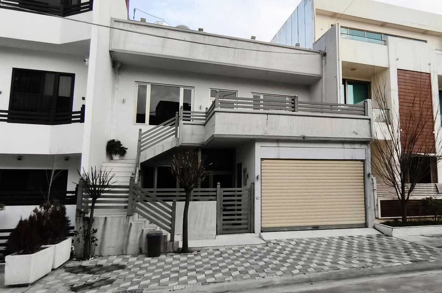 ‏                                      ﷽
              🏢 خانوو بۆ فرۆشتن 🏢

‏ ‎🔺#کۆدی_ژمارە : 1145
📍#دییە سیتی 

📍#ناونیشان :-  دییە سیتی، نزیک فاملی مۆڵ 

‏‌‎🅰️ #ڕووبەر :- ـ   153 مەتر

🌗 #پێشی :-  ـ  9  مەتر

🚧 #شەقام :-  12 مەتری 

🔶#ڕووی :-  ڕۆژئاوا

      
📮 تێبینی :- خانووێکی دوو قات له نزیک شەقامی شست مەتری و فاملی مۆڵ بۆ فرۆشتن. خانووەکە ڕووبەری  153 مەترە و بۆ دوو ماڵی جیادەبێت وە لە شوێنیکی زۆر خۆشدایە نزیکی قوتابخانە و بازاڕ و تەواوی خزمەتگوزاریەکانە. خانووەکە عەرزی کاشیە و سەقفی مەغریبە و دەکتی موبەریدەیە و بە گشتی نرخێکی گونجاوی هەیه. پێکهاتەی خانووەکە بەم شێوەیەیە 

نهۆمی یەکەم/ گەراجی دفن، هۆڵ + مەتبەخ، مساعید مەتبەخ، دوو ژووری نوستنی گەورە و مشتملات 

نهۆمی دووەم/ هۆڵ + مەتبەخ، مساعید مەتبەخ، دوو ژووری نوستنی گەورە و مشتملات، بالکۆن 
...............................
بۆ زانینی نرخی ئەم خانووە ژمارە (1) لە کۆمێنت دابنێ 
................................

‏‌🔸 بۆ زانیاری زیاتر دەتوانن پەیوەندی بکەن :- 
مامۆستا بەرهەم :   *********** 
کاک بەهمەن :         *********** 
.....................
ناونیشانی نوسینگە: سلێمانی تازە،  خوار مزگەوتی ئەبوبەکری صدیق ، بەرامبەر مارکێتی سەردەم
..................
تۆی بەڕێز هەر موڵکێکت هەیە دەتەوێت بیفرۆشیت یان بە کرێی بدەیت  دەتوانیت بۆمان بنێری و بێ بەرامبەر بۆت بڵاو دەکەینەوە
