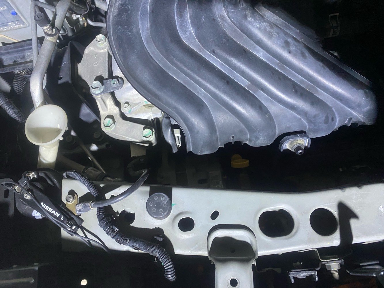 سيارة نيسان جديدة للبيع، بحالة ممتازة، مع بلاستك حماية المقاعد. لونها أبيض وتحتوي على تجهيزات داخلية حديثة. مناسبة للاستعمال اليومي بكفاءة عالية. للاستفسار أكثر، يرجى الاتصال.