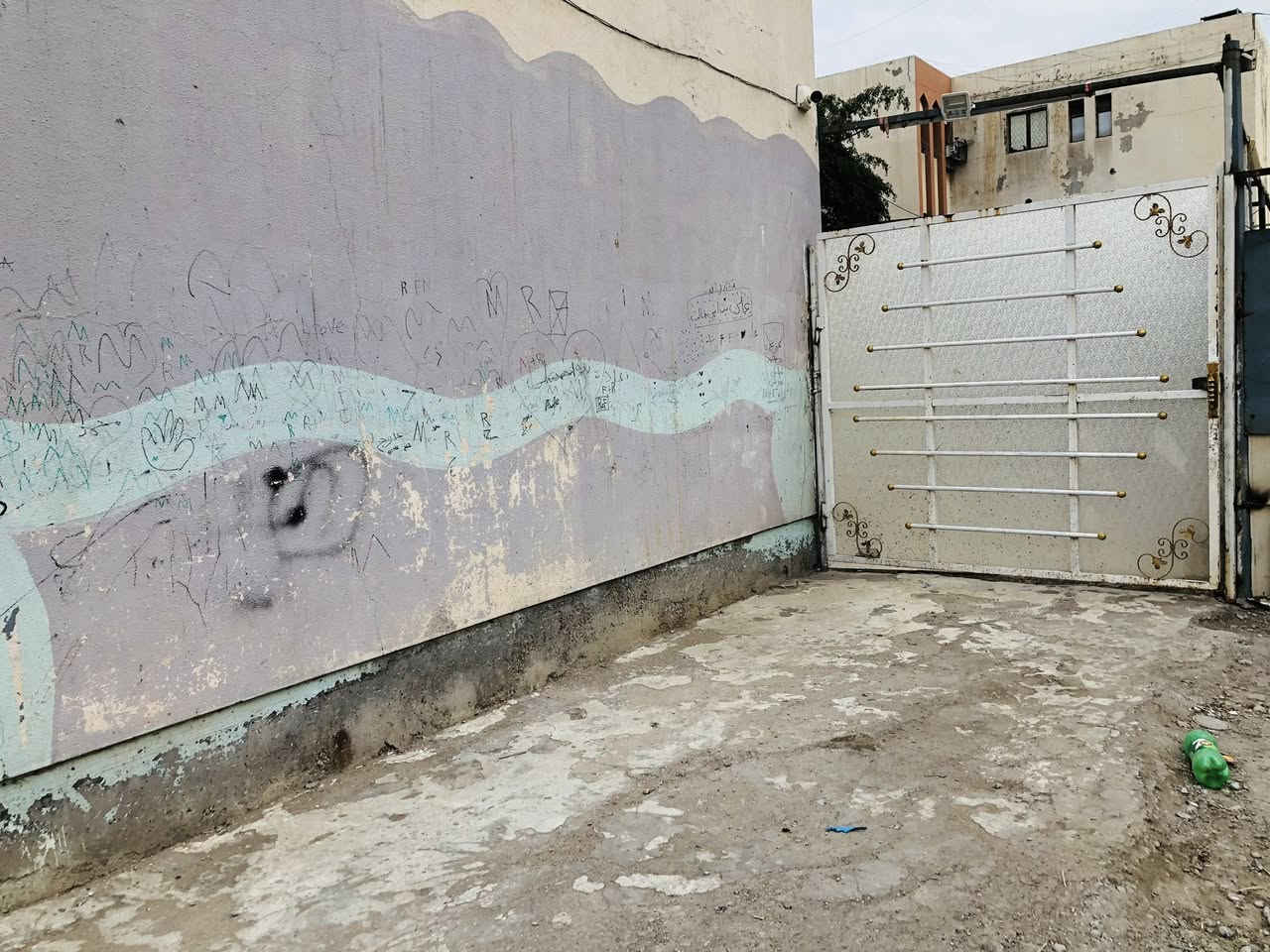 السلام عليكم اخوان شقه للبيع في مجمع القادسيه بجانب الشارع العام مقابل مدرسه عمر المختار تحتوي على ثلاث غرف و استقبال و مطبخ بارد + حار و حمام و تواليت داخلي و تواليت خارجي و تحتوي ايضاً على حديقه مساحتها ١٥٠ متر مربع الشقه نظيفه جداً و اعمار جديد و بقيه التفاصيل موجوده في المقطع 
*********** للاستفسار الاتصال ع هذا الرقم او مراسله الصفحه
