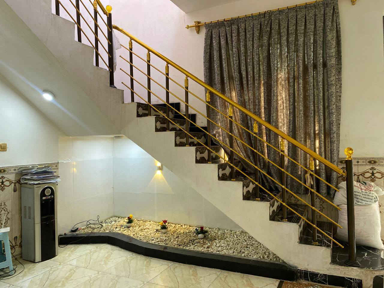 بيت للبيع في حي الفداء مقاطعه 22 مساحه 100متر امامي طابقين البناء حديث درجه اولى صب كونكريت سعر 135مليون ***********
