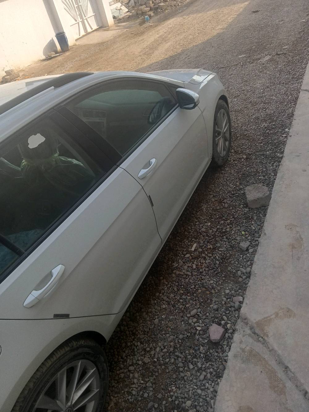 للبيع فولكس فاجن موديل حديث، لون أبيض، بحالة ممتازة من الداخل والخارج. السيارة نظيفة ومصانة بشكل جيد، ومجهزة بوسائل الراحة الأساسية. إذا كنت تبحث عن سيارة موثوقة وأنيقة للعائلة، فهذه السيارة هي الخيار الأمثل لك.