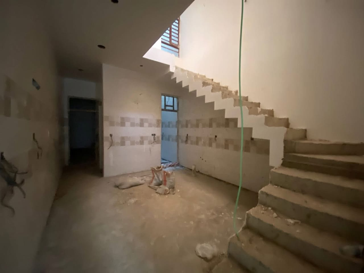 الدار للبيع 🏡 السعر /250💸مليون وبي مجال 💛
بناء درجة اولى حائط مستقل 
قيد الانشاء 🏡
الشعب شارع الاسواق المركزية خلف نادي العربي
المساحة 90 م
يحتوي الطابق الارضي على كراج وخدمات خارجية ومغسلة 
الدار مدخلين 👌👌
استقبال ومطبخ حار وبارد ومنور وخدمات وغرفة نوم
ويحتوي الطابق الثاني على غرفتين نوم وخدمات ومكان غسالة وبيتونة كبيرة
وسطحين 
(للاستفسار اكثر يرجى الاتصال على الرقم 
متواجد هذا الرقم على الواتس اب والماسنجر (*********** )
او على الرقم التالي ***********
او زيارة مكتب تبارك للعقار والمقاولات الكائن في شارع الاسواق المركزية قرب مطعم ميامي
