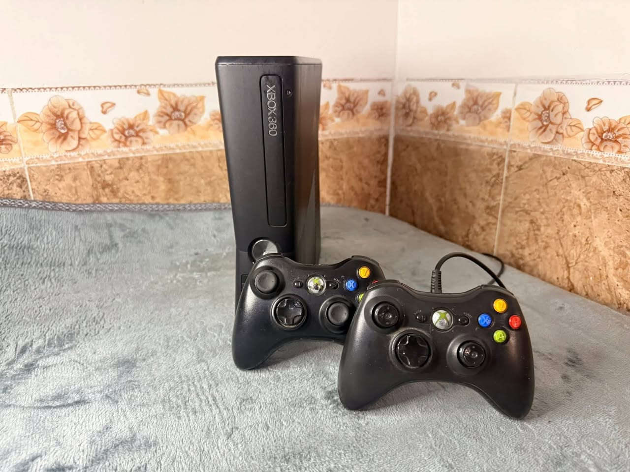 السلام عليكم معروض يمي  اكس بوكس 360 يحتوي على 80 لعبه ودبل جوستك وملحقاته الاصليه وياه نضيف لوك شرط الضمان والشغل.
السعر 115 الف مكاني الناصريه رقي ***********  الشراي يتواصل ع صفحه
