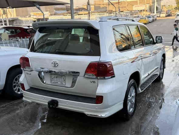 السلام عليكم 
لاندكروز 2013 ساز 
السياره بيها دعاميات صبغ وبيها جاملغ امامي ايسر بارد 
وصندوك بارد وبيها رصعات خفيفه 
وبيها كيس المحرك وكيس الكير مفتوح مسويلها ادامه 
ماشية 110 الف كيلو 
السياره مسويلها تغليف كامل ارضيات جلد ادامه كامله للكير والمكينة جاهزه على اخر حباية
سعرها:33 الف دولار وبيها مجال 
مكانها معارض النهضة شركة اللامي 
للاستفسار:***********
