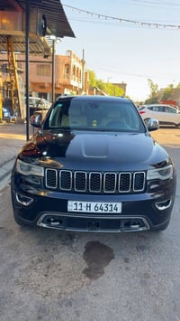 للبيع جيب كراند شيروكي موديل2018 حادثة مبيوكة كل القطع ومصبوغة السيارة...