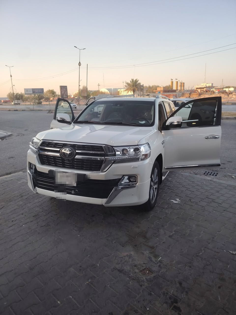 لاندكروز 2021 VXS اعلى فئة مواصفات لكزز  SAS الفخامه
محرك 8سلندر 5.7 
جكات
مقاعد تبريد
5 كامرات
داخل بيجي 
دشبول ليزري
فتحة سلايت
مقاعد جلد تدفاء تبريد  
كشنات خزن
كشنات كهرباء 3 دكم 
بصمة تشغيل وابواب
8 ايرباك
سستم سماعات GBL
نظام معالجه الهواء تنقيه هواء التبريد
14 سماعة
شحن لاسلكي
انظمة ايكو وسبورت وتسارع 
جنطة كهرباء شفط
زراك لايت
طفاية
استيرن كهرباء
ثلاجة فريز
7 راكب 
تبريد مركزي 
أناره لدد قدم داخلية
3 شاشات
فور ويل 4X4
مري كهرباء شفط قلاب واشارة بالمري
تحكمات فول السيارة
حساسات امامي وخلفي
لايتات زنون عدسة متحركة
كشاف زنون
باقي مواصفات لاندكروزر vxs معروفة فول
اعلى فئة 
السيارة مكفولة كفالة عامة من لرصعة ولشخط وكلشي   

رقم بغداد. 

ماشية :km 100 الف حقيقي  السعر 58 $
ادير دهن الشركه وعنايه خاصه للسياره. 

رقم واتساب فقط
***********
مكان السياره محافظه النجف
ملاحظه. شاد جواها تخم دنلوب الأصلي قبل فتره قليله.
