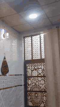 سلام عليكم بيت بشارع المطار شارع مبلط الرقم***********متكون من مطبخ حراري ومطبخ بارد وغرفيتن وبراني حجم كبير وحمامين السعر بلخاص البيت كامل المساحه 200متر
