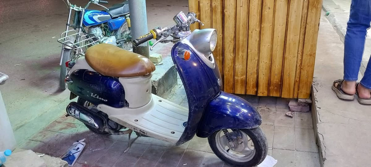 السلام عليكم دراجة عبد الحليم للبيع دراجه كامله ما ناقصة اي شي كهربائيات كلشي شغال  عوزه بس باتري دراجه مفتوحه مرتين ومشروكه مره ويه التجفيت السعر 250وبيه مجال رقم التلفون *********** مكاني العمارة قرب الكنيسه
