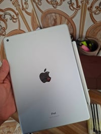 آيباد ٨ • ١٢٨ • كرتون وشاحن
