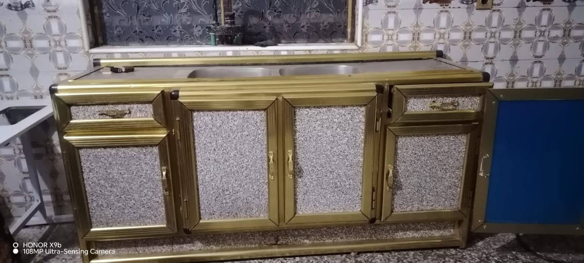 كاونتر المنيوم للبيع 3 امتار ونص تفصال استعمال شهر واحد كلش نظيف تكمه سطح وملحق وسنك ابو الحوضين السعر 550 وبيه مجال مكان البياع. 
رقم *********** يتوفر واتساب
