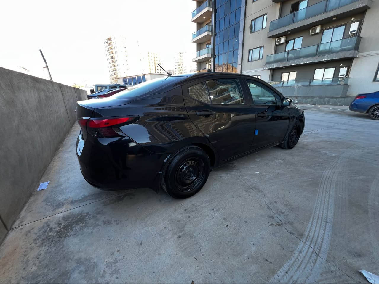 نيسان فيرسا  موديل (٢٠٢٠)
جاملغ وبوند صبغ 
كير محرك حدادية كلو جديد 
بي شوية حالوب ناعم 
رقم وسنوية جديد 
تحويل وكالة بشرط 
سعر ١٠٦ ومجال بسيط 
رقم موبايل *********** دهوك, العراق
