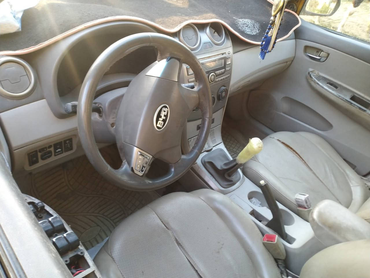 سياره بي واي دي موديل13 رقم انكليزي كايمه سعرها 35 وبيها مجال المكان حله قرب العلويه شريفه رقم موبايل ***********
