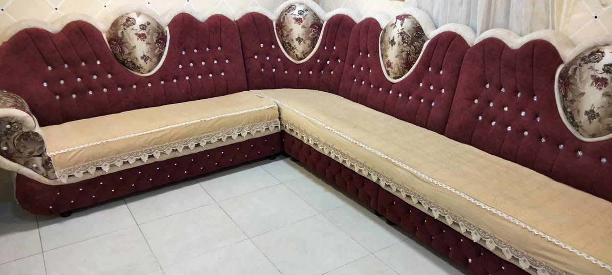 للبيع
ديوان 8 أمتار خشب عراقي 5 قطع 10 مقاعد نضيف مابينو اي عيب 
السعر 350
***********
***********
