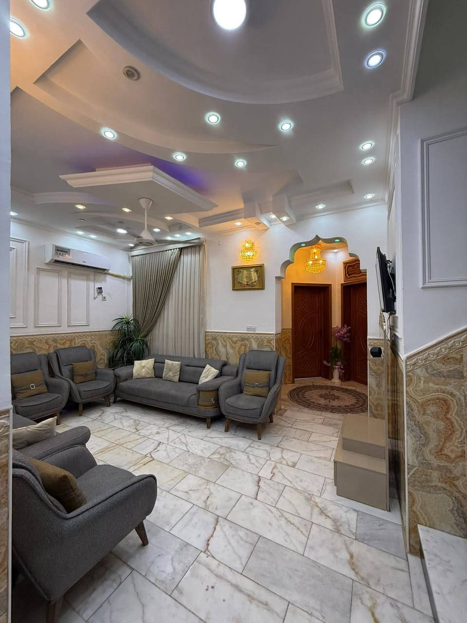 {{ بيت للبيع في منطقة الدوح  }}
مساحة البيت 220م البيت طابق واحد ونظيف جداً
شارع 30 
حر وغير مطلوب يداور بسمك خلال أسبوع 
يحتوي على غرفتين نوم وبراني وصاله ومطبخ 
ومجمعات صحيه عدد 2 

سعر البيت // مراجعة المكتب حسب رغبه صاحب الدار 

للاستفسار أكثر اتصل على رقم المكتب أو واتساب
***********

إذا حاب تعرض عقارك إرسال التفاصيل على الواتساب
والباقي علينه
