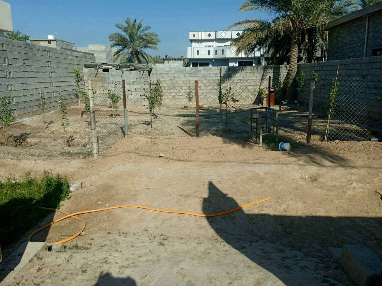 ألسلام عليكم ورحمة الله وبركاته
يوجد قطعة أرض سكنية للبيع  مساحتها
 ( 250 متر ) 

ألواجهة ( 12 متر و نص  ) 
و النزال (  20 متر  )   

سياج 16 ساف بلوك  و باب ثلاثة أمتار 
مشجرة حمضيات / برتقال و ليمون و نارنج 

الموقع  ( حي السكني الجديد )
طريق    الهارونية   نوفل 
 مجاور   الملعب السباعي 

ماء و كهرباء و تبليط كاملة قريبة 
عل شارع العام  ( 30 متر فقط ) 

 صنف الأرض  ( طابو زراعي رسمي  )
يعني ألك حق التصرف بها 
السعر ( 25 مليون )  بيها مجال بسيط 
الاتصال صاحب القطعة  /     ***********
