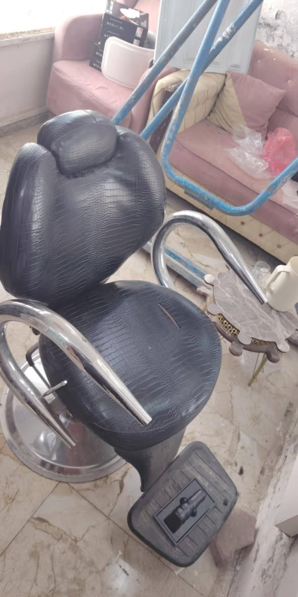 سلام عليكم
كرسي 100
 مرايه وفاترينه عدد2 سعر 100
عربانه خمس جرارات 25
مرايه خلفيه 20
***********
