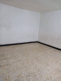 لل يجار بيت مساحه ١٠٠متر طابقين يتكون من كراج مدخلين صاله ومطبخ وخدمات...