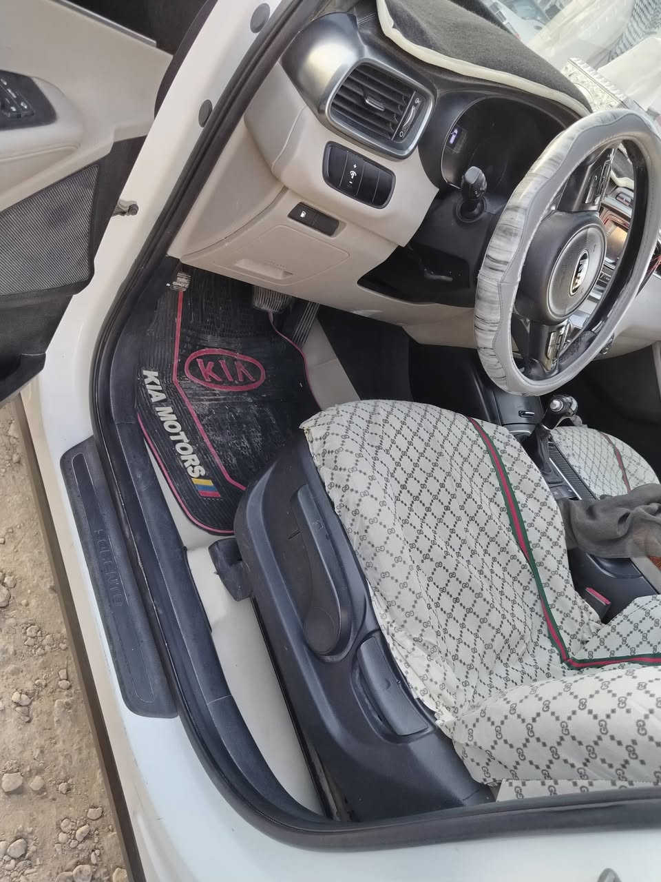 سلام عليكم
سورنتو 16 خليجي 6 سلندر 
7 راكب بيه جاملغ خلفي وجنطه ضرر خفيف 
العنوان الرميثه صيطره العارضيات 
للستفسار ***********
سنويه لل 28
السعر 160 وبيه مجال حك الجيه

