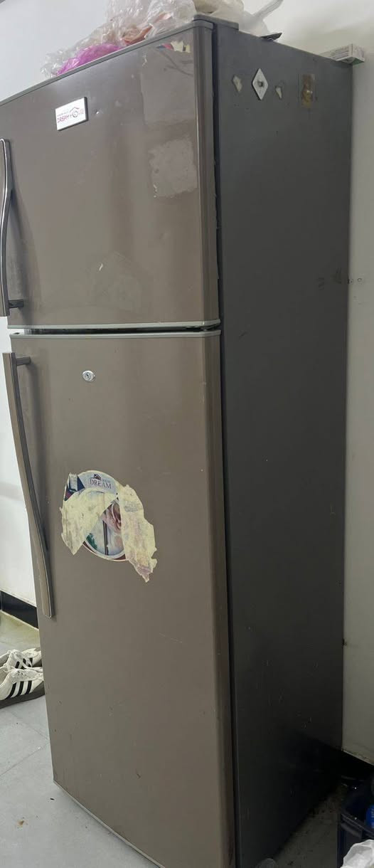 السلام عليكم ثلاجه وطباخ وكيزر للبيع كلهن شغالات واتساب  ***********
