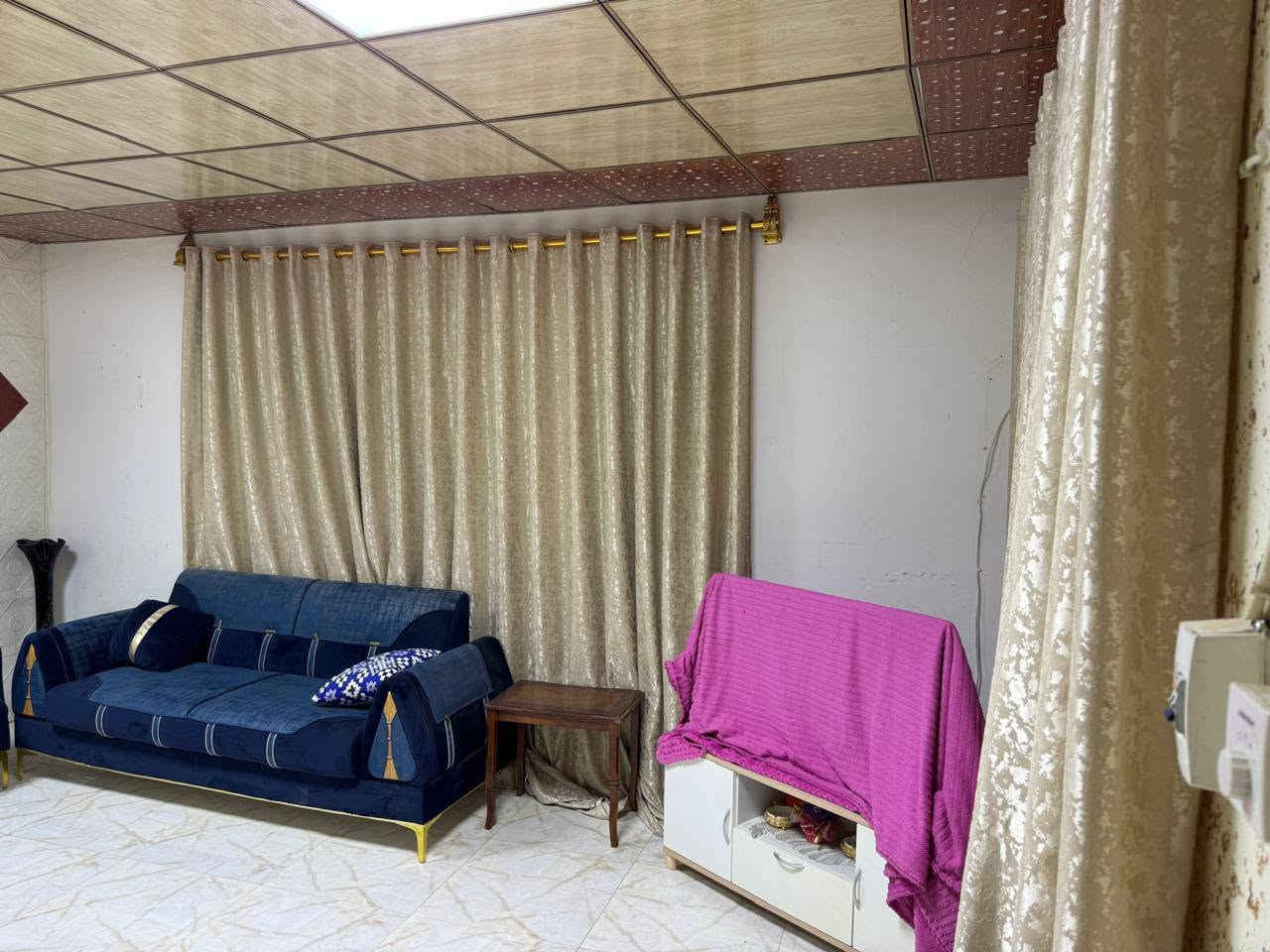 بيت للبيع بناء قديم ومرتب  المساحه 160 متر 
الموقع ال150 الشارع مقابيل ابو جواد 
***********
***********

