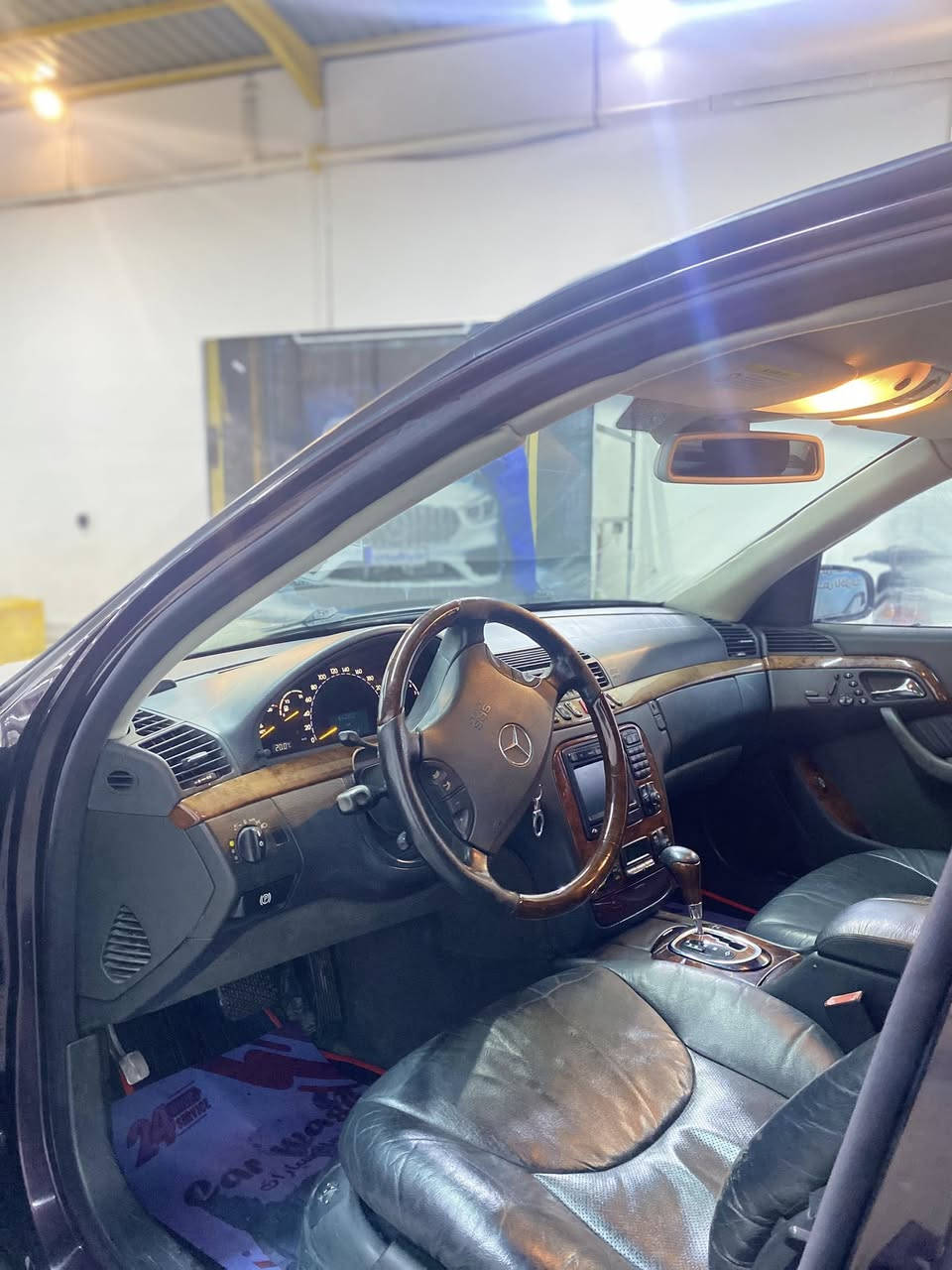 السلام عليكم 

مارسدس غواصه موديل 1999 للبيع او المراوس بدب نضيفه محور 

رقم بغداد بسمي

مواصفات 

كشنات كهرباء 

تبريد قطعتين

تحكمات ستيرن

حساسات خلفيه

فول تحكمات السياره

باقي مواصفات معروفه

غرفه جديده شادلها كامله من بغداد 

مكينه جديده شادينها 
الكير بي مشكله كونترول او كهربائيات ما اعرف ينزل من سعر السياره 

تبريد ثلج 

حداديه امامي خلفي جديده

السياره جاهزه 

مكان السياره كربلاء كنطرة السلام

السعر 88 وبيها مجال للشراي 

رقم الهاتف
***********
اخوان مكلف بالنشر الي يريد يستفسر اكثر على السياره يخابر صاحب السياره وبي خير ويدلل
