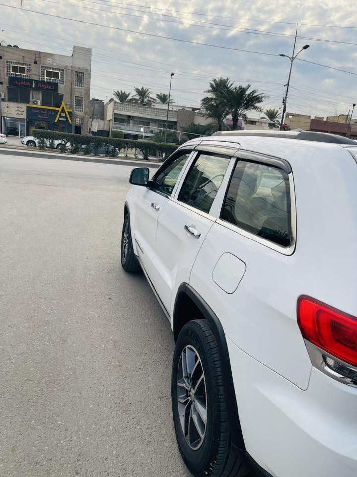 🚗 للبيع: جيب كراند شيروكي 2017
📍 مكان السيارة: بغداد
📞 للتواصل: ***********

📊 المسافة المقطوعة: 120000 مايل
🛠️ المحرك: 6 سلندر – 3600cc

⚙️ المواصفات: فئة Limited 
• فول مواصفات 1/1 
• فتحة سقف بانورامية
• مقاعد كهربائية
• خزن مقاعد
• تدفئة وتبريد للمقاعد
• كرايا كهربائية 
• اشارات بالمرايا
• تبريد منفصل قطعتين 
• كاميرا خلفية 
• شاشة وسطية تدعم apple car و Android auto 
• بصمة تشغيل 
• بصمة أبواب 
• وضعيات قيادة متعددة 
• والعديد من المواصفات الاخرى 

⚠️ أضرار السيارة:
• الأضرار موضحة في السونار
• صورة السونار مرفقة مع الصور 

📌 تفاصيل إضافية:
• رقم السيارة: بغداد الدولي الجديد
• باسم المالك – تحويل مباشر
• لون السيارة: أبيض
• السيارة جاهزة بدون أي نواقص
