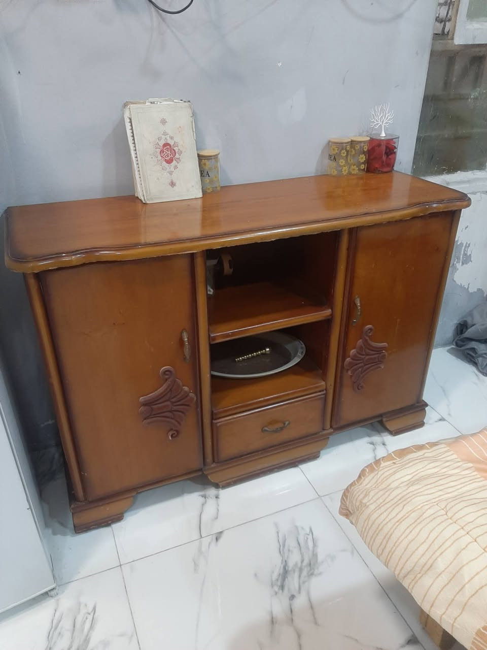 ميز مرايه +جربايه+زاويه +بوفيه +تاج جربايه وبوفياته

للبيع ب250
***********
بغداد مدينة الصدر

