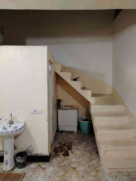 دار للبيع مساحة 150 متر زراعي قرار 25 خدمات كاملة تبليط مجاري كهرباء وماء موقع بهرز منطقة جرف الملح قرب مدرسة النورق طابق واحد يتكون من غرفتين وصالة وستقبال ومطبخ وصحيات وكراج وحديقة سعر 88 بي مجال استفسار ***********
