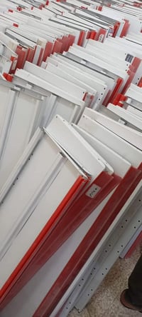 عندي رفوف تركي اصلي ثقيل للبيع  ٠٧٧٣٨٢٩٢٤٤١ الطول متر والعرض ٣٠ سم