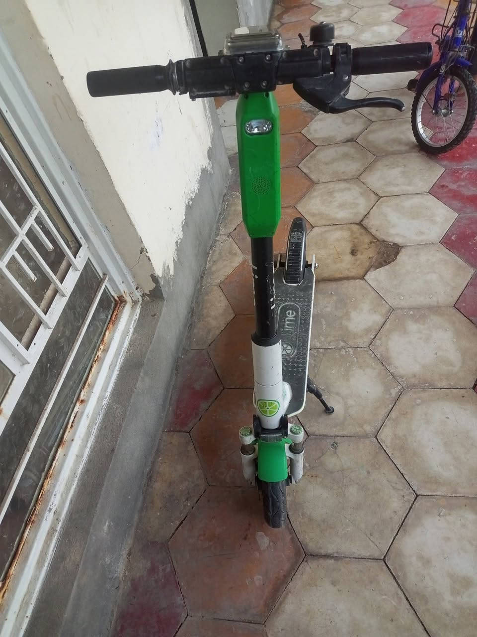 سكوتر كهربائي نقصص فقط بطاريه وشاحنه 
سعرره 200 وبي مجال @إشارة


**إذا كنت صاحب هذا الإعلان وتريد حذفه لأي سبب، رجاءا أرسل رسالة إلى الدعم الفني**
