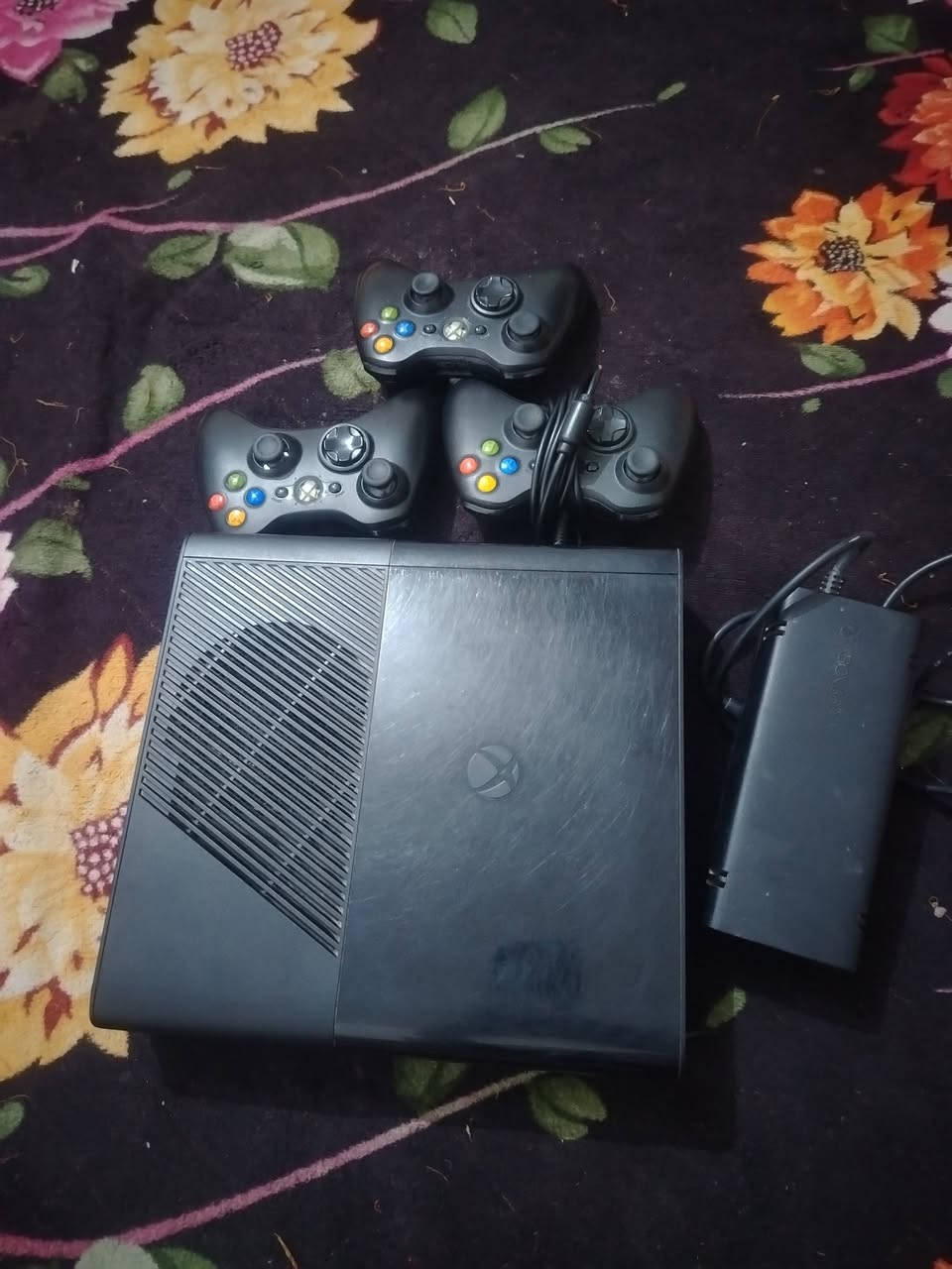 السلام عليكم اتاري للبيع اكس بوكس 360 الجهاز كلش نضيف 
وياه ٣ جوستيكات بيه 32 لعبه قويات السعر ١٣٠ وبيه مجال العنوان بغداد حي النصر رقمي ***********

