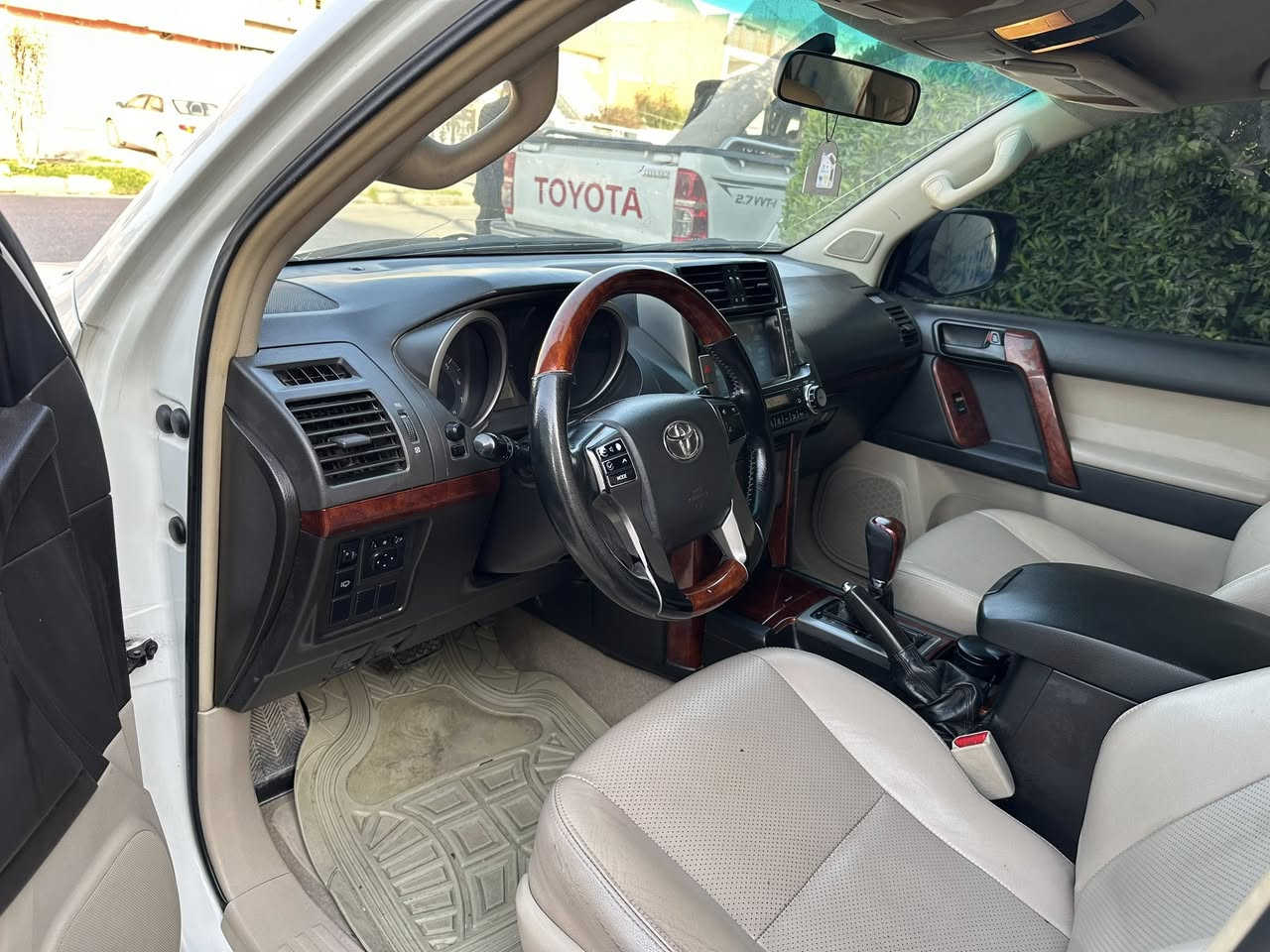 تۆیۆتا پڕادۆ ٢٠١٢ TXL
بى سبوغ بى سادى 
٤ پستن
فول بةس سلايت نيه
سعر ٢٢٠$ مجال
***********
