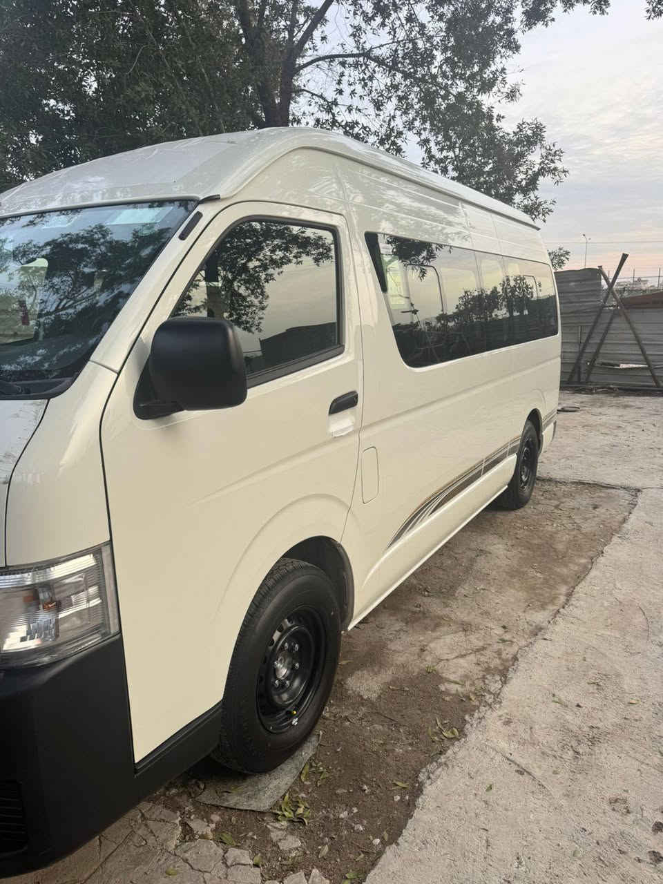 من رخصة الادمن هايس موديل25
سياره ع وضع الشركة ماشيه8 تالاف اخت الزيرو 
الستفسار اتصل ***********
