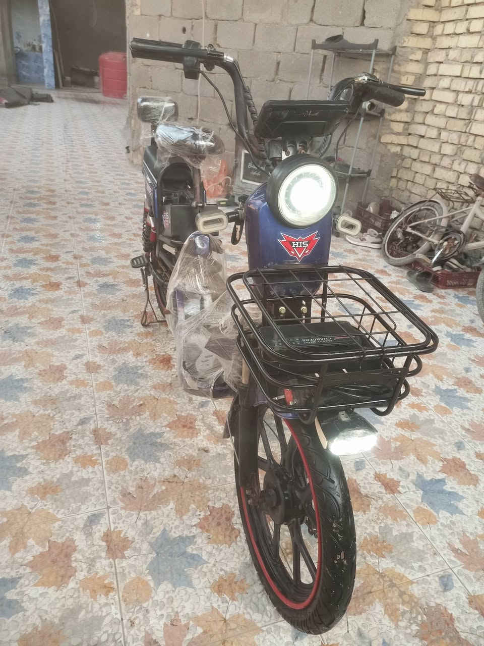 دراجة شحن للبيع مستعمل 
موديل 2024
4بطاريات 10 امبير للبطارية 
السرعة 70 
توصلك 20 كيلو او اكثر 
مكاني البصرة ابي الخصيب 
نهر خوز 
***********
