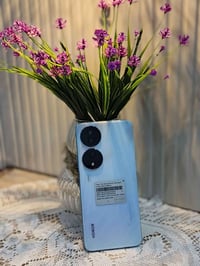 أونور x7b نظيف جدا. ومكفول. ذاكرة 256 مع شاحنته الأصلية  . مكاني بغداد...